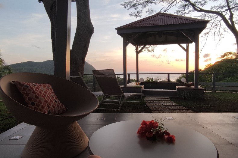 Le jardin avec la piscine privée au soleil couchant